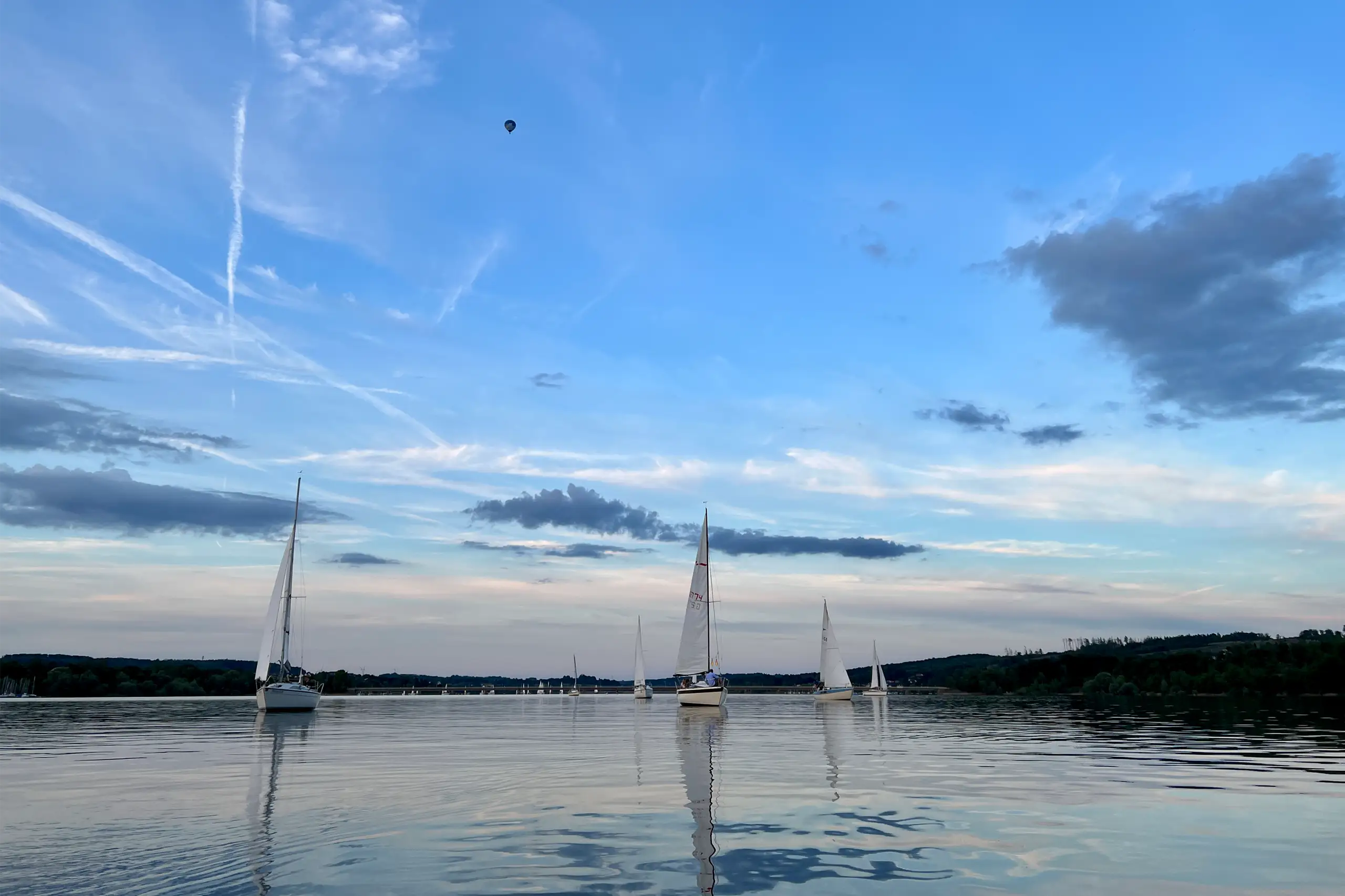 YCWA-Moehnesee-Clubgelaende-Segeln-Boote-Abendstimmung