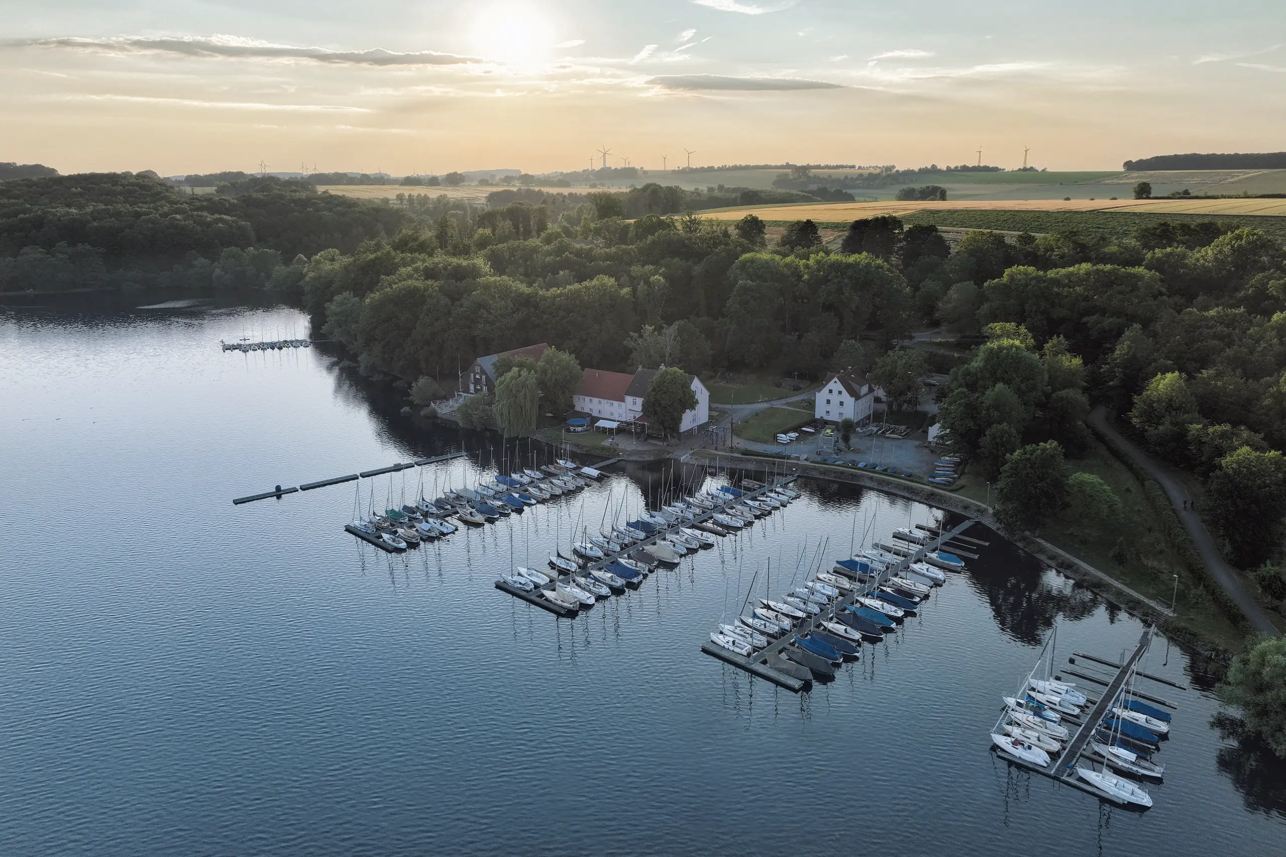 YCWA-Moehnesee-Clubgelaende-Steganlage-Clubhaus-Liegewiese-Strand-Parkplatz