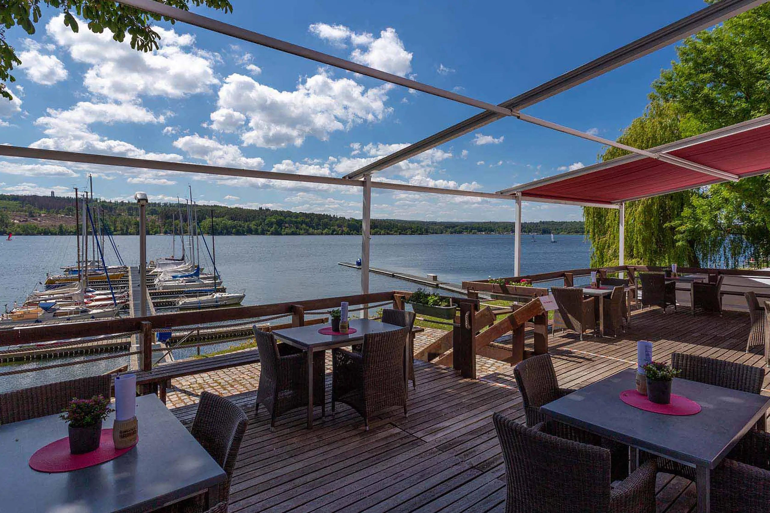 YCWA-Moehnesee-Gastronomie-Terasse-Seeblick-Restaurant